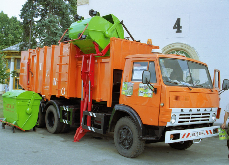 Side-loaded garbage-removal trucks